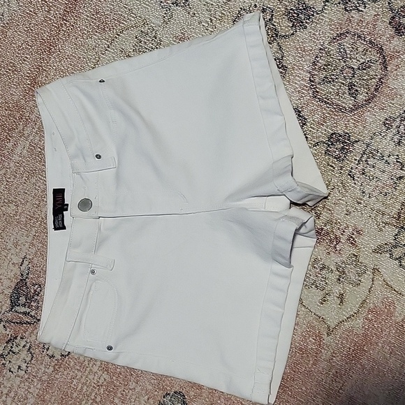 YMI WannaBettaButt White High-Rise Stretchy Cuffed 3" Inseam Shorts Size 9 - Picture 1 of 12